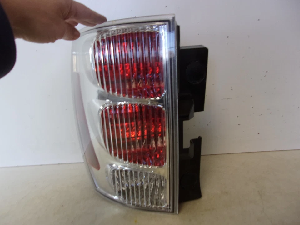 Luz trasera izquierda para conductor Chevrolet Equinox 2005-2009 de TYC Foto 2 de 4