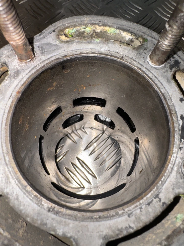 ORIGINAL OEM YAMAHA BANSHEE 350 BARRELS/CYLINDERS RIGHT BORE IS DAMAGED 65mm - Image 4 of 4
