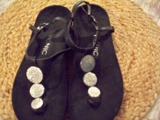 VIONIC LADY'S SANDALS 7M T STRAP BLACK SLIVER MEDALLION PODIATRIST DESIGNED