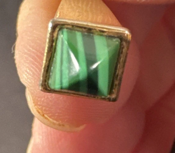 Pendientes colgantes pirámide Vince Camuto V tono dorado firmados perforados imitación malaquita Foto 4 de 4