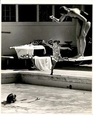 LG69 1979 Original Photo LEARNING TO SWIM BY JUMPING OFF DIVING BOARD