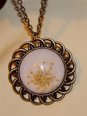 Lovely Open Loop Scallop Brasstone Light Pink Natural Flower Pendant Necklace