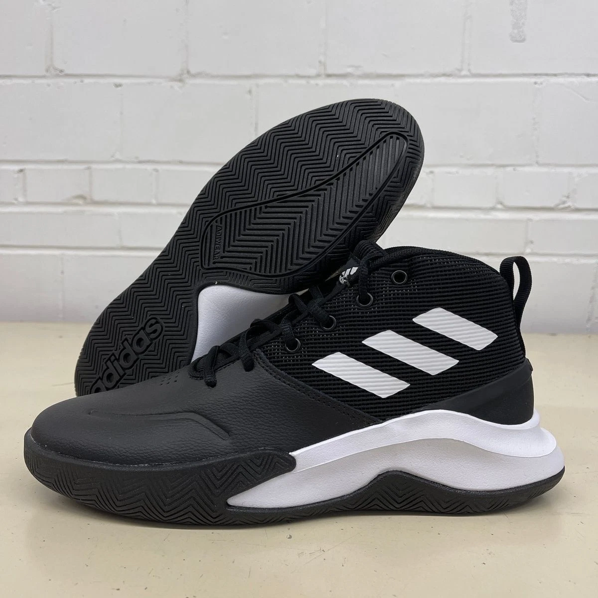 Adidas basketball top shoes size 7.5