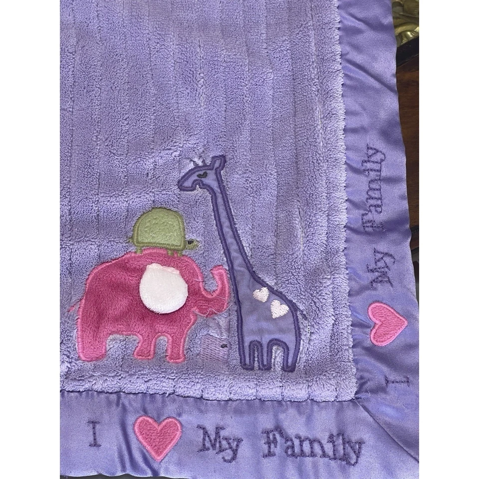 Cobertor Carters I Love My Family bebê elefante girafa acabamento acetinado com nervuras - Imagem 2 de 4