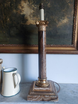 Atemberaubende frühe 20. Jahrhundert französische Empire Alabaster und vergoldete Säulen Tischlampe