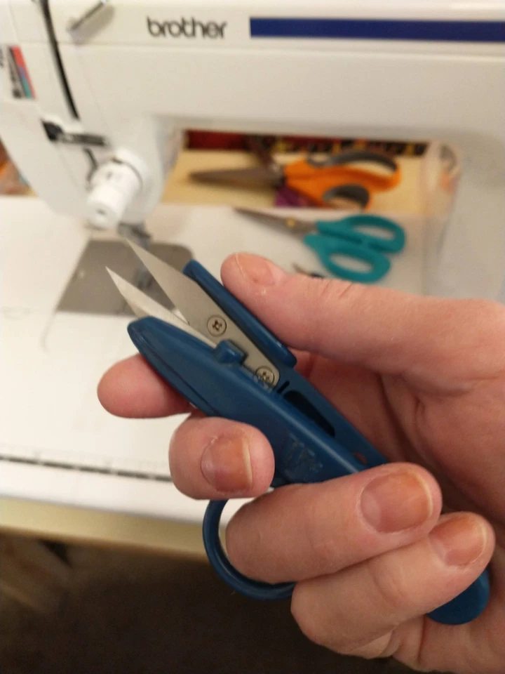 Wiss 1570B Sharp Point Quick-Clip Lightweight Speed Cutting Scissor 4-3/4" - Image 3 of 4