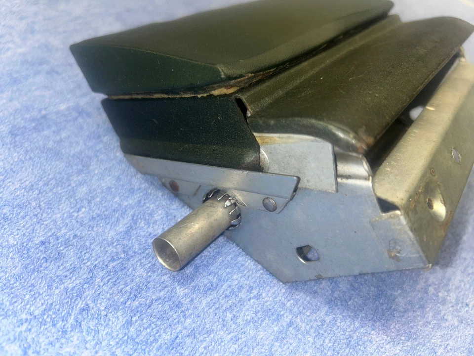 1968 道奇充电器 CORONET PLYMOUTH GTX 滑板 ASH TRAY B-BODY SMOOTH 绿色 — 第 4/4 张图片