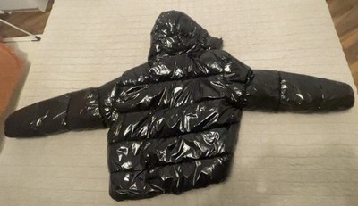 Schwarze Schillernde Pufferjacke Mit Kapuze Für Den Winter Vom Bershka