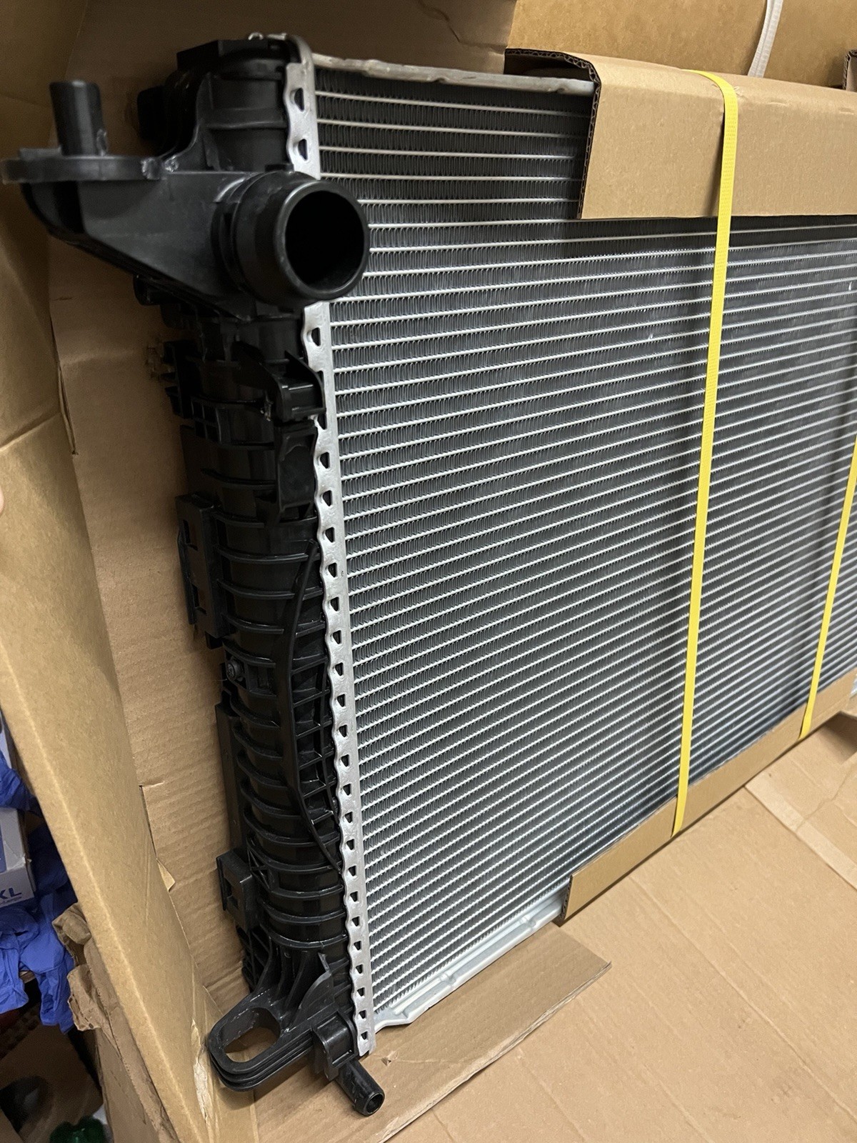 Bentley Bentayga Front Engine Water Coolant Radiator V8 4.0 4M0121251M New