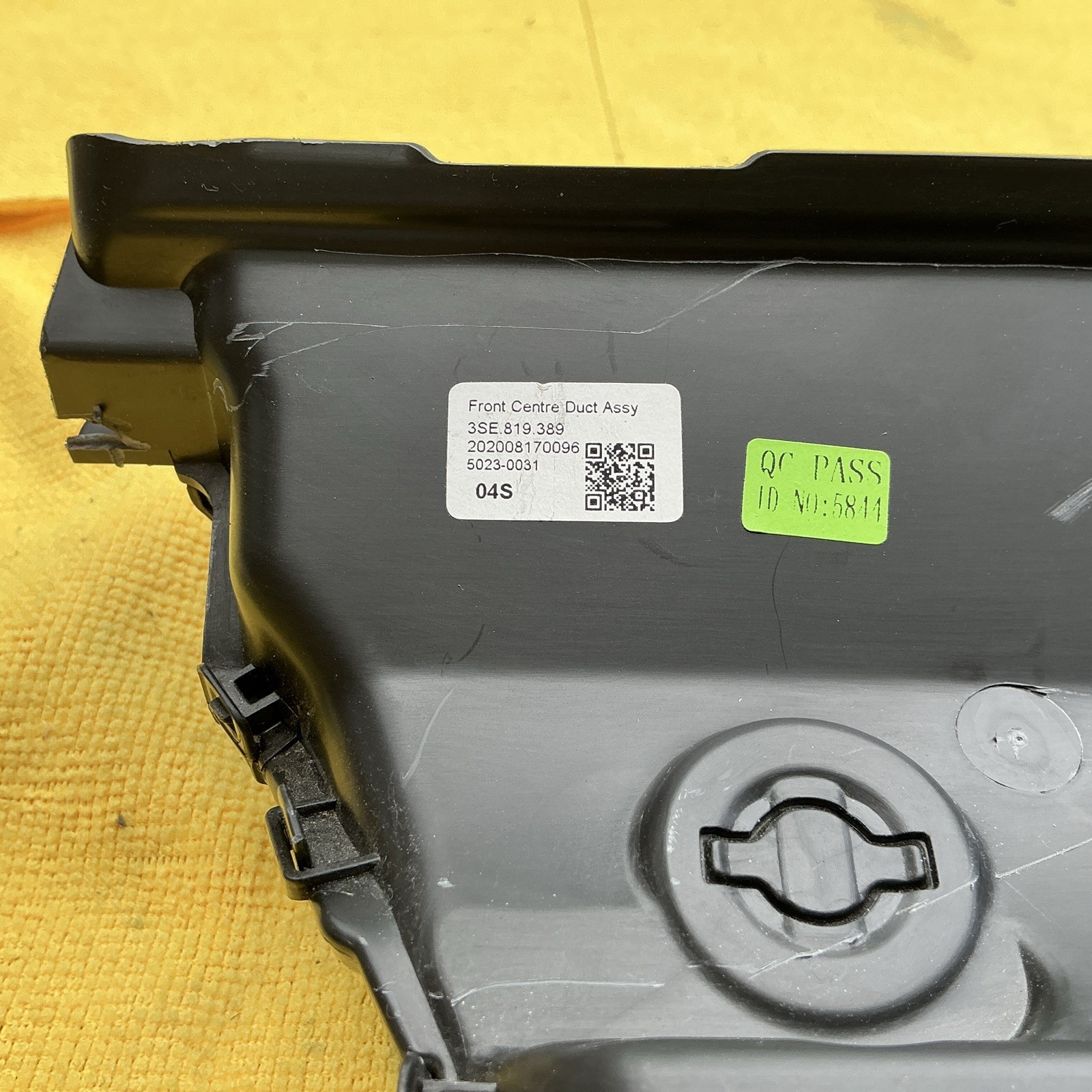 20-24 Bentley Flying Spur Front Centre Duct 3SE819389