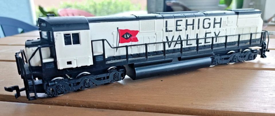 Life Like, #638 Lehigh Valley Diesel HO Scale Locomotive Runs and Lights Up - Image 3 of 4