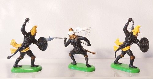 BRITAINS Deetail soldats vintage soldiers 3x medieval ottoman knights Turks 1/32 - Imagen 2 de 3