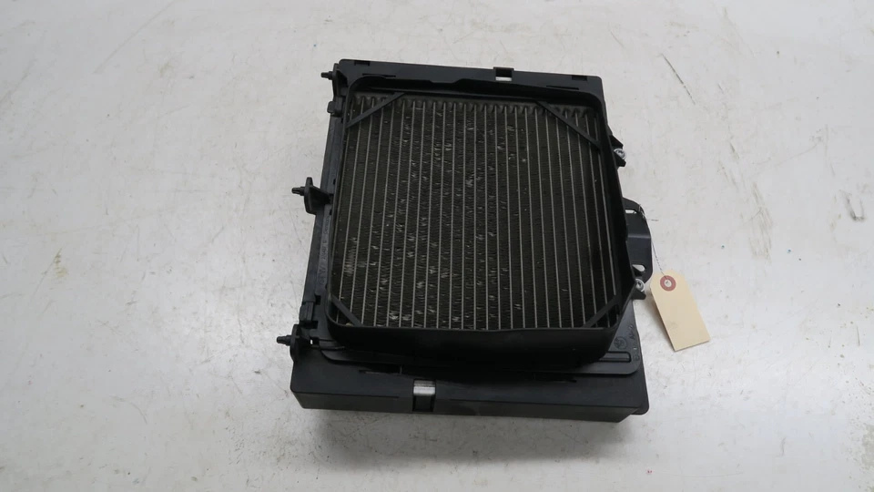 Radiador auxiliar derecho del lado del pasajero BMW M6 F12 2013-2018 OEM 228427601 Foto 2 de 4