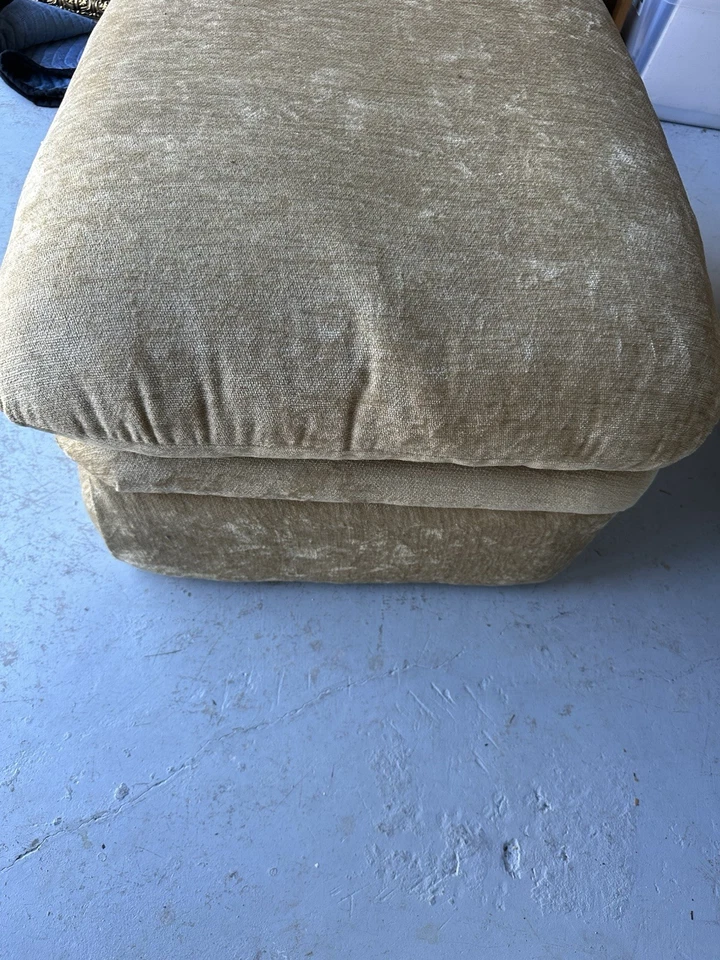 Reposapiés otomano beige chenilla Foto 4 de 4