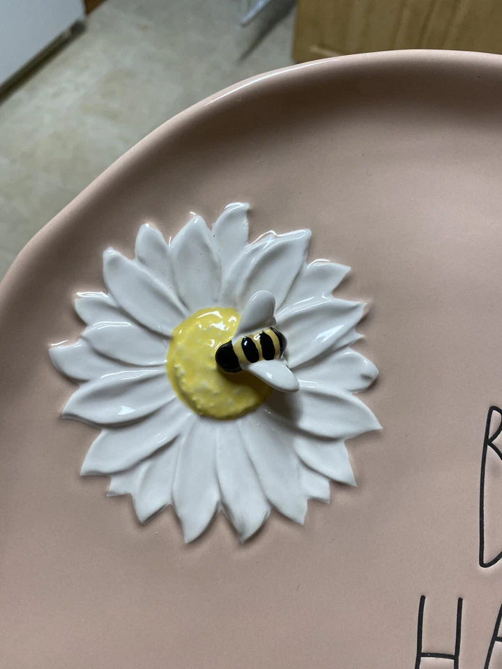 Rae Dunn BEE HAPPYY Plato Bandeja para Servir Redondo Rosa Cerámica Reina Margarita Amarillo Foto 2 de 4