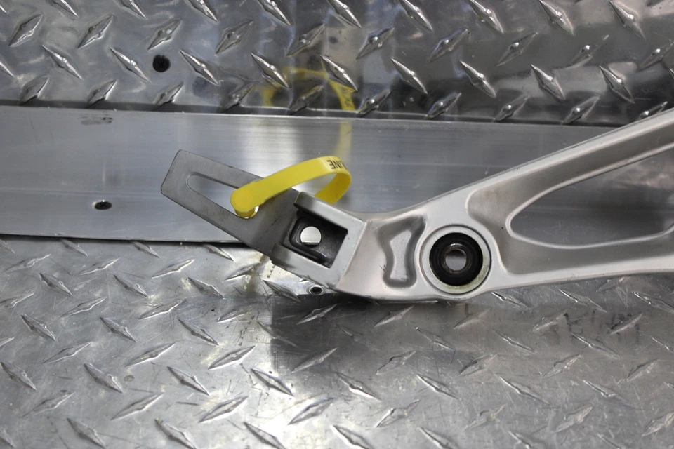 Suzuki GS550ESF 1985 reposapiés delantero derecho estribo trasero soporte marco Foto 2 de 4