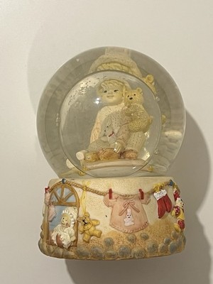 Regency Fine Arts Schneekugel von kleinem Mädchen und Teddybär, wie Fotos gezeigt