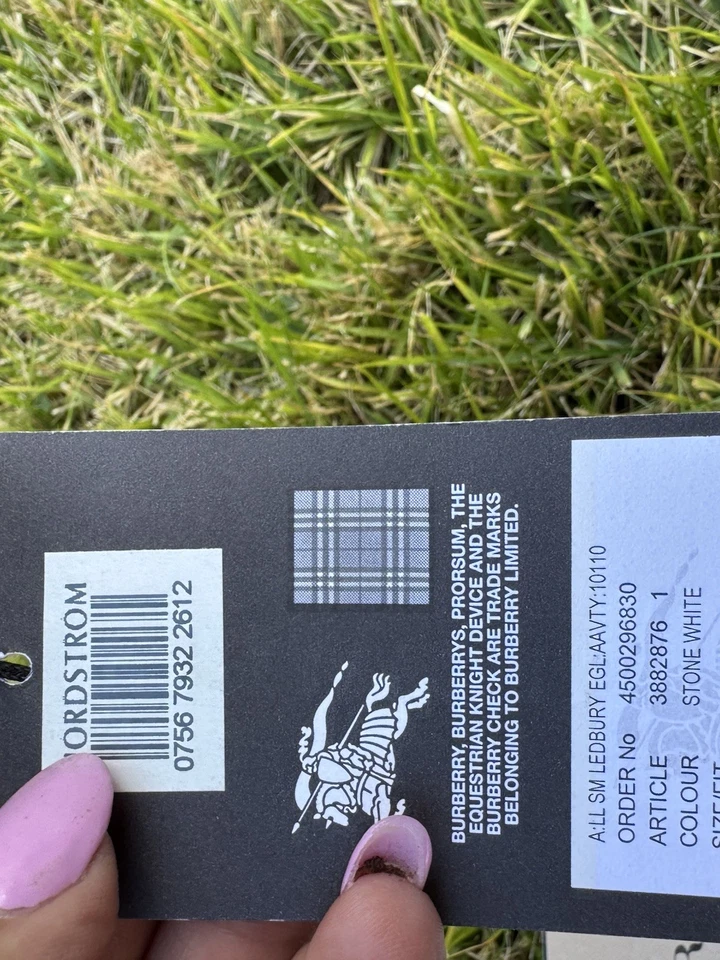 BURBERRY STONE BLANCO HERENCIA GRANO LEDBURY HOBO MONEDERO, DETALLES DORADOS $1,295 Foto 4 de 4