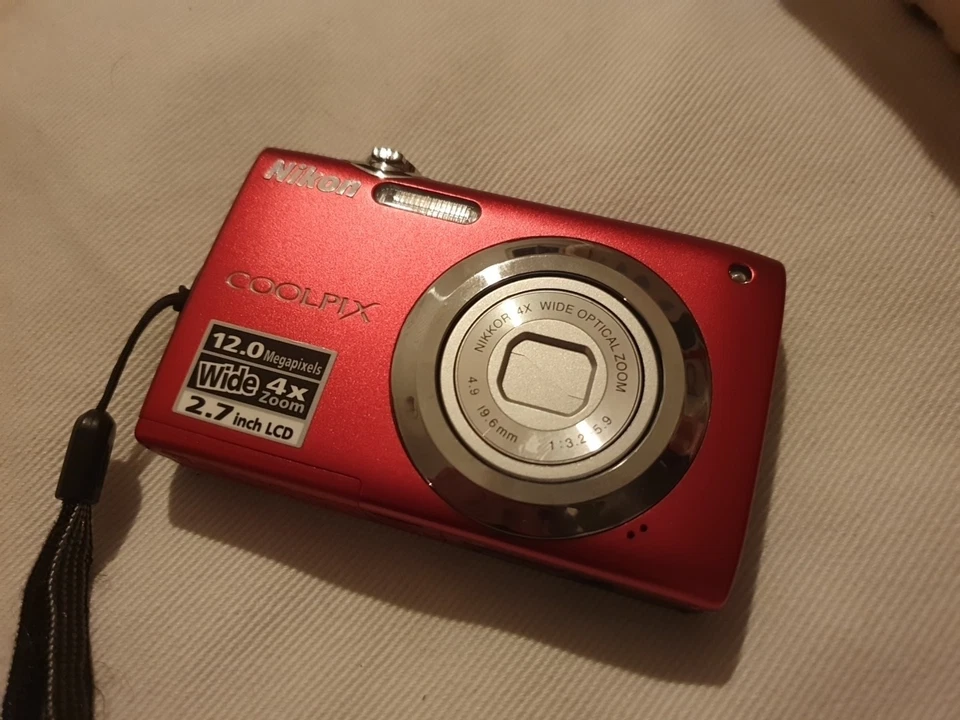 Nikon Coolpix S3000 DigitalKamera 12 Megapixel | Rot