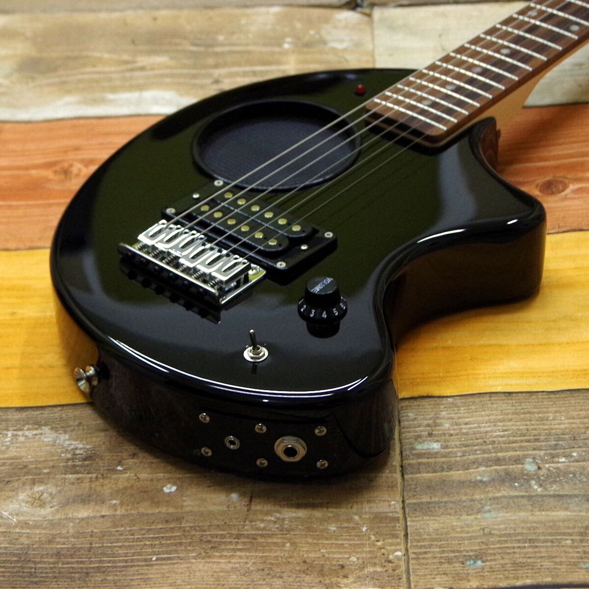 FERNANDES ZO-3 BLK Mini electric guitar with built-in FERNANDES ZO-3 BLK Mini electric guitar with built-in