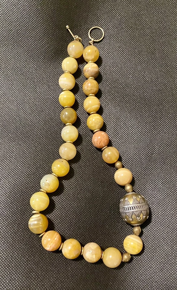 Collar de cuentas de latón ópalo amarillo Kazajstán Foto 2 de 2