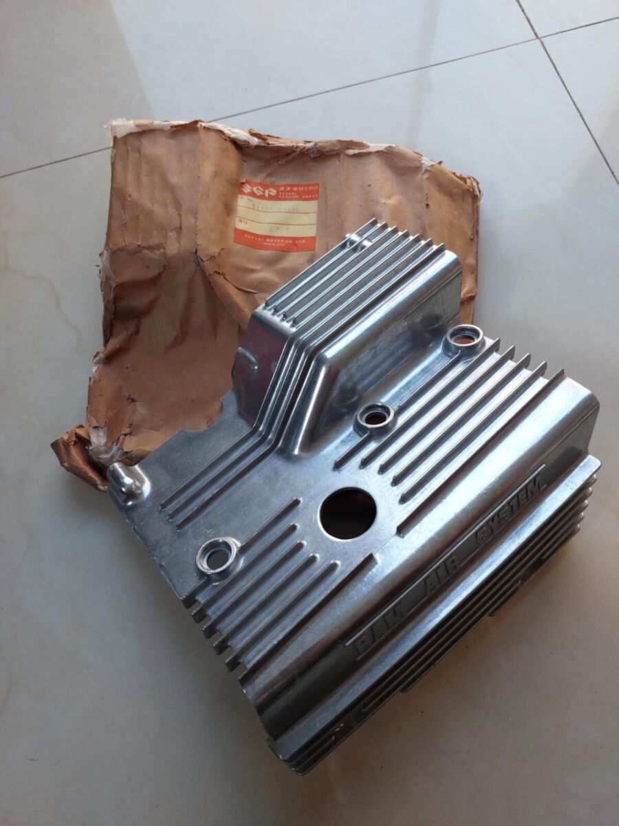 SUZUKI GT380 1972-73 RIGHT CYLINDER HEAD RAM AIR COVER NOS SUZUKI GT380 1972-73 RIGHT CYLINDER HEAD RAM AIR COVER NOS