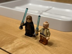 Lego 7257 Ultimate Lightsaber Duel light up minifigures, one working