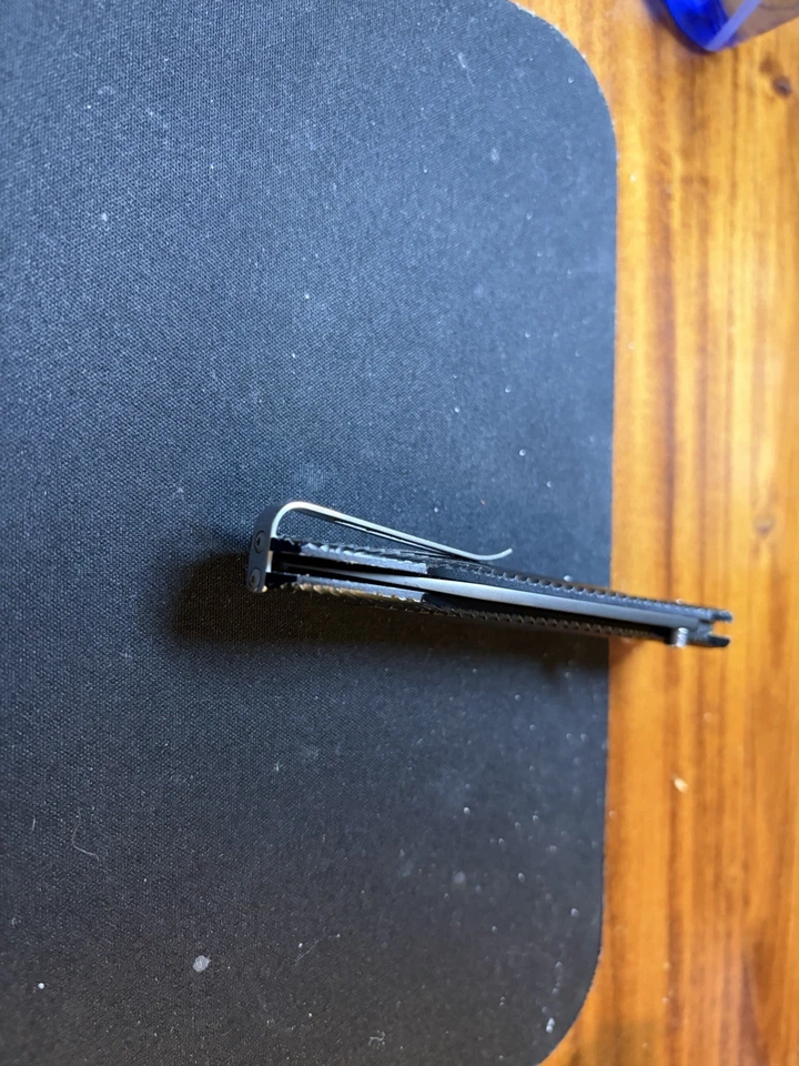 Cuchillo con incrustación de fibra de carbono William Henry E6-3 Foto 3 de 4