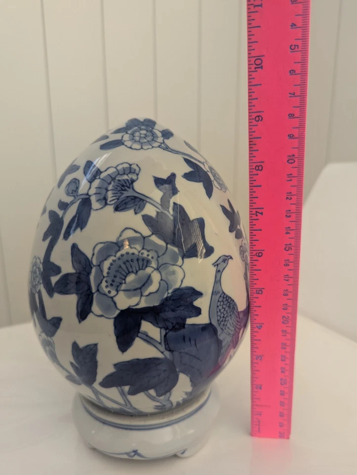 Huevo de porcelana chinoiserie azul y blanco de colección con base Foto 3 de 4