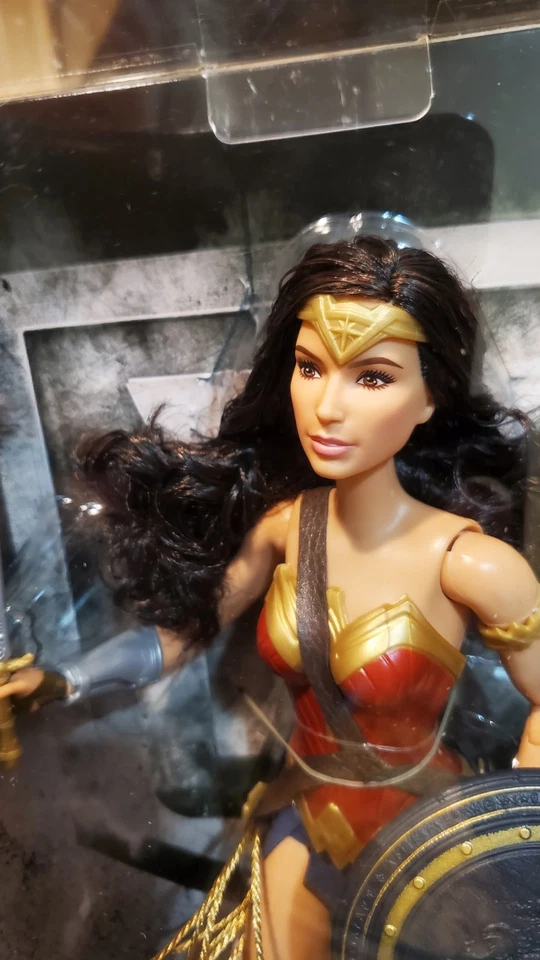 Barbie Liga de la Justicia Mujer Maravilla Figura de Acción Barbie Firma Gal Gadot - Nuevo en Caja Foto 3 de 4
