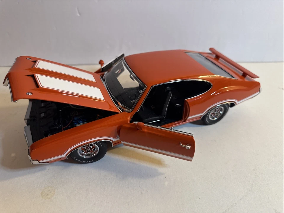 EXACT DETAIL 1:18 SCALE 1970 OLDSMOBILE 442 W-30! ORANGE/WHITE STRIPES!! NIB!! - Image 2 of 4
