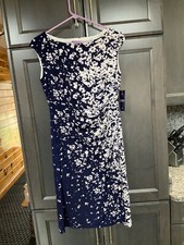 Women’s CHAPS White/Navy blue Floral Dress. Cap Sleeve/Side Ruching. Sz. M. NWT.