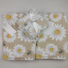 Charmont Textured Towels 2 Bath & 8 Washcloths Daisies Flowers and Bumble Bees