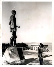 LD353 1952 Original Photo STATUE OF MASSASOIT PLYMOUTH ROCK COLE'S HILL PILGRIMS