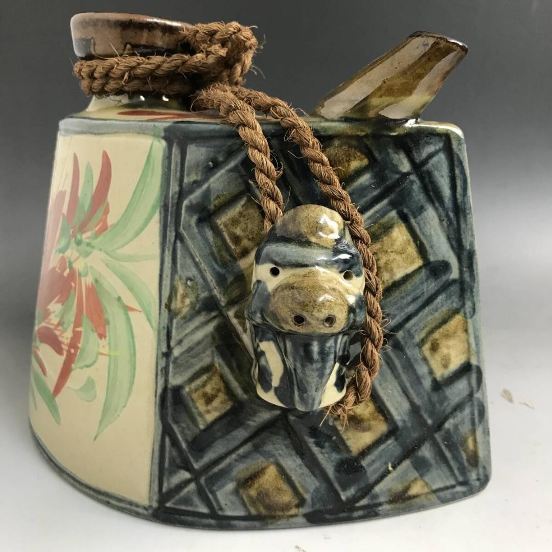 Okinawa Sueyoshi kiln Tsuboya ware Tsuboya Dachi bottle Holding bottle Red