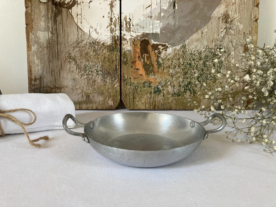 526⚜️ Ancien Petit Plat Rond Avec Anses en Aluminium Diamètre 14 Cm Vintage - Photo 1/4