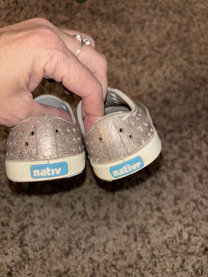 Native 幼儿女孩尺寸 6银色闪亮经典一脚蹬橡胶运动鞋。 Adorab — 第 4/4 张图片