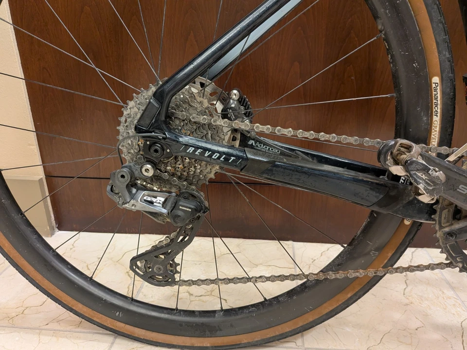 Bicicleta gravel de carbono completa Giant Revolt Advances Pro 1 (actualizada) Foto 2 de 4