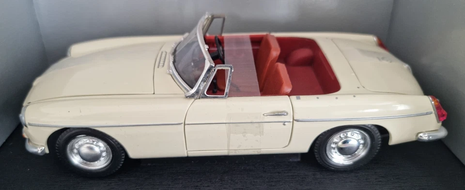 1/18 Scale MGB Roadster White 1963 Corgi Diecast Model Car 95104 - Image 3 of 4