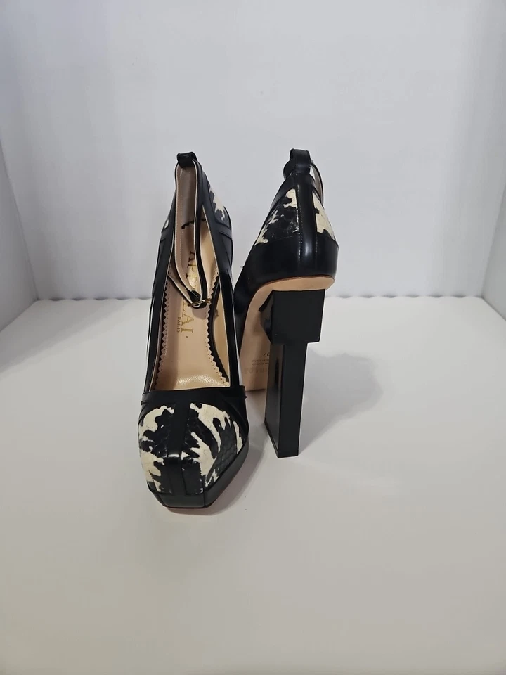 Zapatos de salón Aperlai Paris de plataforma en blanco y negro con tacones estructurales únicos Foto 2 de 4