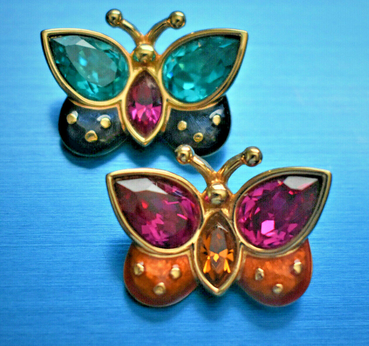 VINTAGE SWAROVSKI SWAN COLORFUL CRYSTALS GOLD TONE BUTTERFLIES BROOCH SET. SD0 Wysoko oceniany