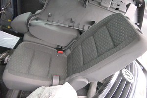 VW Touran Sitz hinten mitte titanschwarz/anthrazit (hinter Fahrersitz) Rücksitz