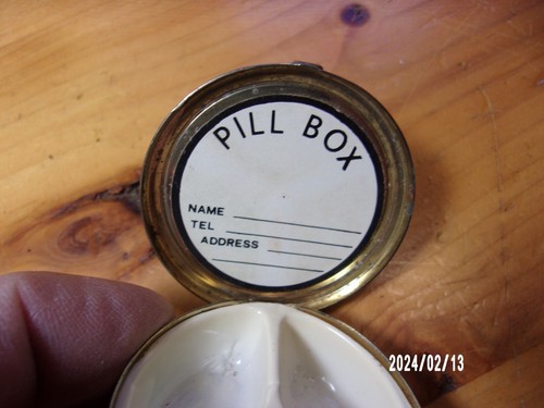 UNUSED VTG GREEN MARBLED SWIRL ROUND METAL CERAMIC HINGED PILL BOX DIVIDER - Picture 8 of 15