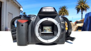 NIKON-DIGITAL-CAMERA-D40-BLACK-7-4-9V-2-5A-BODY-ONLY