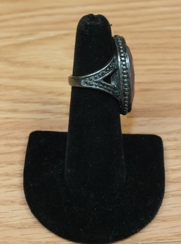 Anillo estilo vintage tono gris coleccionable imitación moda con gema de plástico púrpura Foto 2 de 4