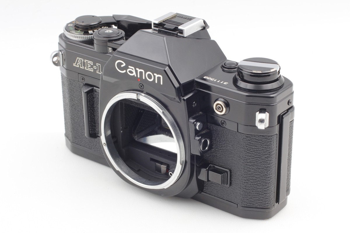 フィルムカメラ Canon AE-1 Black New FD 35-70mm f/4 Lens Canon AE-1 Black SLR Film Camera NEW FD 35-70mm f/4 Zoom