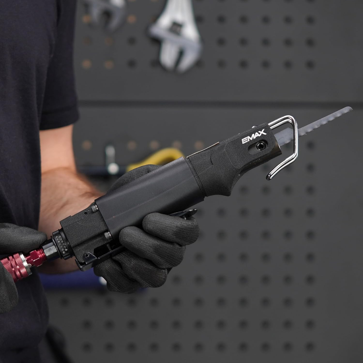Industrial Air Body Saw - 1/4" Inlet, 9,000 BPM with Safety Lock
