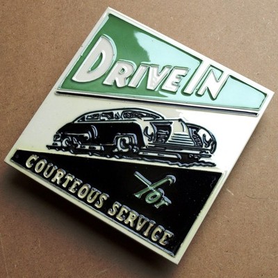 DRIVE IN For Courteous Service Keramik Schild USA um 1985 RAR Fahrdienst PERFEKT