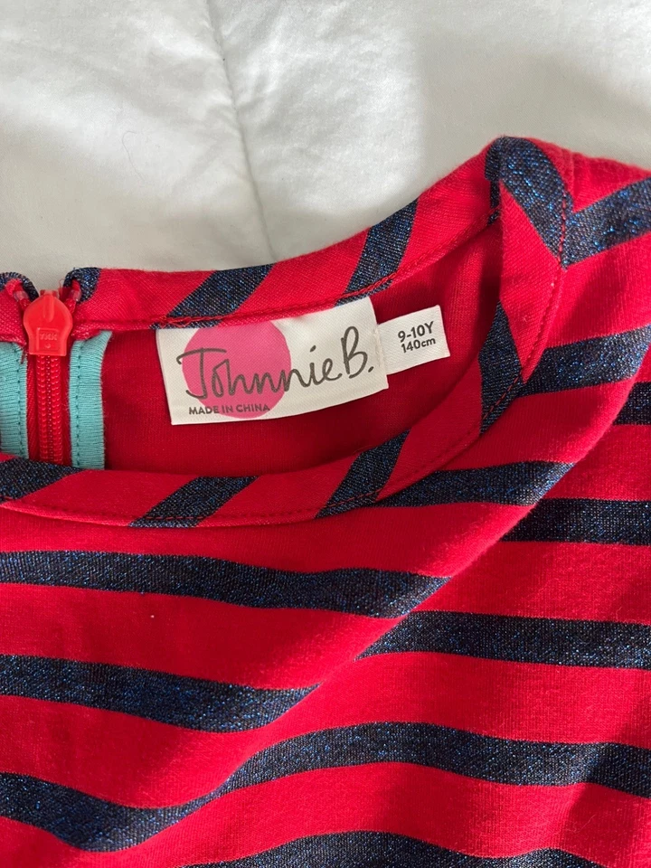 Vestido manga larga a rayas metálicas rojo y azul Johnnie B para niñas talla 9-10 Boden  Foto 3 de 4