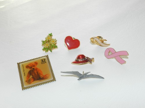 VTG RETRO ENAMEL PIN BACK LOT DAISIES RED HAT HEART 32 CENT TEDDY BEAR STAMP - Afbeelding 2 van 3